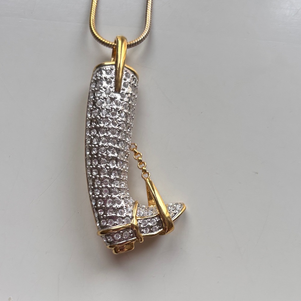Elegant Gold  Necklace or can be worn as a broch